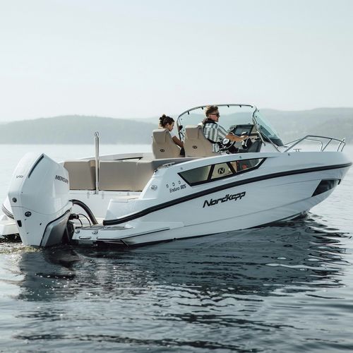 Barca open fuoribordo - ENDURO 805 - Nordkapp Boats - con console centrale / bow-rider / da sci nautico