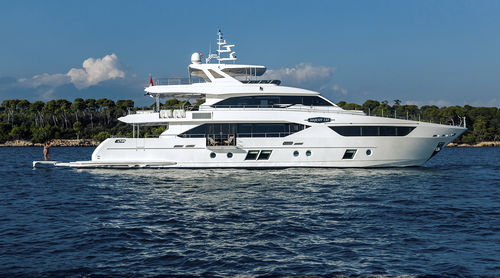 Super-yacht da crociera - 110 - Majesty Yachts - rapido / con fly / con cabina di pilotaggio