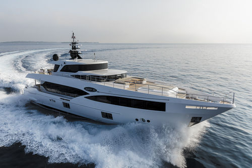 Super-yacht da crociera - 100 - Majesty Yachts - con fly / raised pilothouse / in linea d'asse