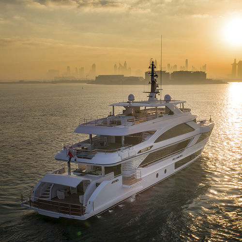 Super-yacht da crociera - 140 - Majesty Yachts - con fly / con cabina di pilotaggio / in linea d'asse