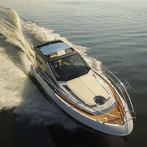 Cabinato entrobordo - 33 HT - Cobrey Yachts - bimotore / hard-top / sportivo