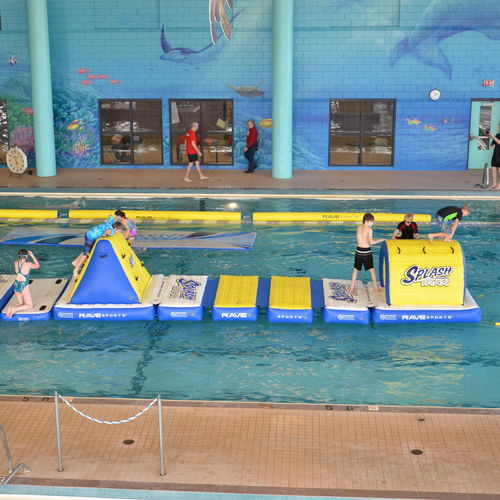 Gioco acquatico con piattaforma - Splash Trax Pool Course - RAVE Sports - piramide / per base turistica sportiva / flottante