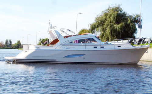 Cabinato entrobordo - REEVES 36 - Neil Marine (Pvt) Ltd - bimotore / hard-top / in fibra di vetro