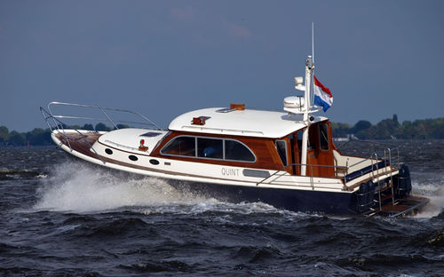 Cabinato entrobordo - RIFFLER 39 - Neil Marine (Pvt) Ltd - bimotore / hard-top / in fibra di vetro