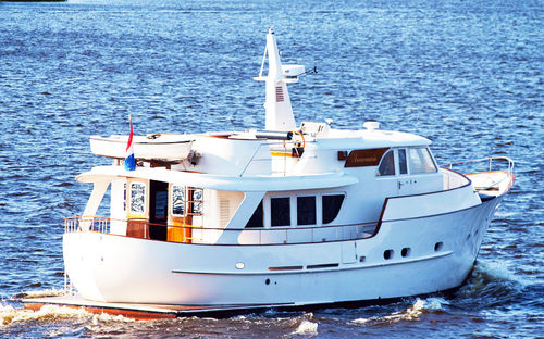 Cabinato entrobordo - DUTCHESS 49 - Neil Marine (Pvt) Ltd - bimotore / con cabina di pilotaggio / albero dell'elica