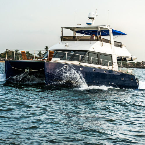 Cabinato catamarano - 13 MTR - Neil Marine (Pvt) Ltd - fuoribordo / bimotore / con fly