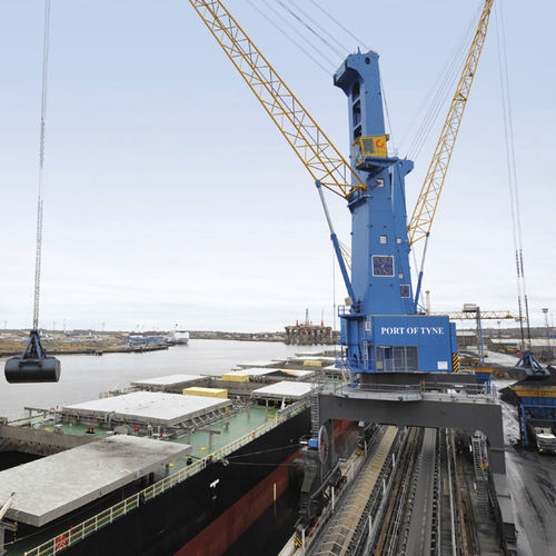 Gru portuale - Konecranes - per carico pesante / su rotaie / con braccio impennabile