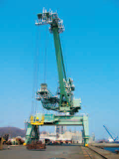 Gru per cantiere navale - Mitsui Engineering & Shipbuilding - con braccio impennabile