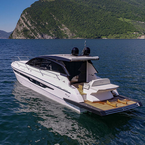 Cabinato entrobordo - COUPÈ 44 - RIO YACHTS - bimotore / con cabina di pilotaggio / da sci nautico