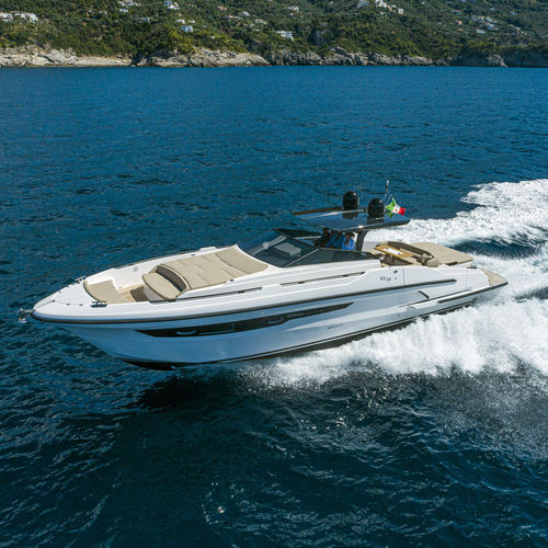 Cabinato entrobordo - DAYTONA 50 - RIO YACHTS - fuoribordo / diesel / bimotore