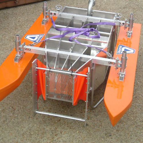 Skimmer per idrocarburi con braccio spazzola - Fasflo - Vikoma International - a V / per acque calme / per fiume