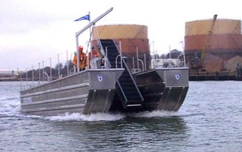 Barca professionale barca per il recupero di idrocarburi - EnviroCat - Vikoma International - catamarano / entrobordo / in alluminio