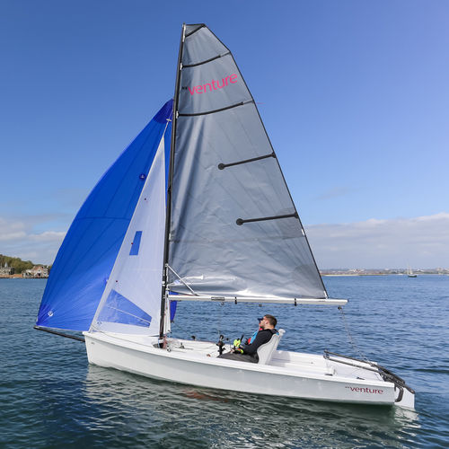 Barca a vela con chiglia da regata - VENTURE CONNECT SCS - RS Sailing France - a chiglia retrattile / a doppio timone / con bompresso