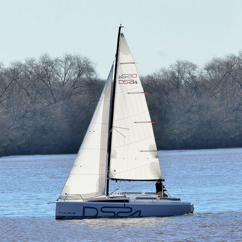 Barca a vela daysailer - DS 24 - Astillero del Sur - da regata / con 1 cabina / in fibra di vetro
