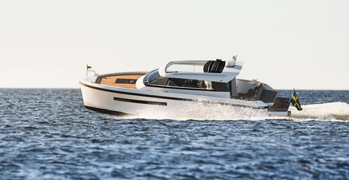 Cabinato entrobordo - 33 coupé - Delta POwerboats - bimotore / hard-top / con 2 cabine