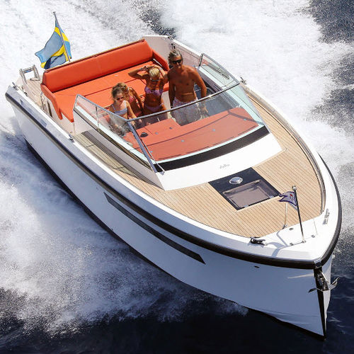 Cabinato entrobordo - 33  - Delta POwerboats - bimotore / open / da crociera
