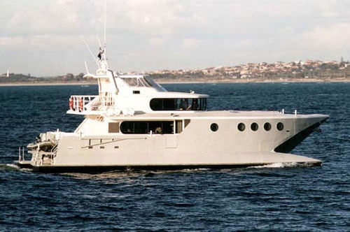 Motor-yacht catamarano - Haruku - Incat Crowther - da crociera / con cabina di pilotaggio / dislocante