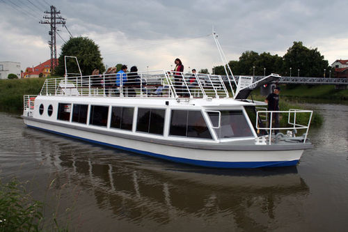 Barca professionale battello turistico - Morava - MANDL - Living on Water, Ltd. - entrobordo