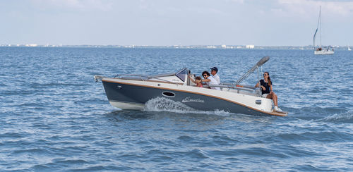 Barca open entrobordo - E-motion 610 - Stickl Kft - elettrica / con console laterale / max. 6 persone