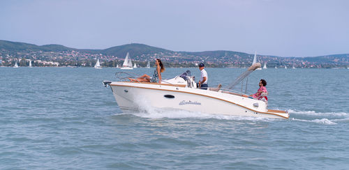 Barca open entrobordo - E-volution 660 Tour - Stickl Kft - elettrica / con console laterale / max. 8 persone