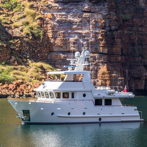 Motor-yacht da crociera - B 65 - Bering Yachts - per spedizioni / con fly / con 3 cabine