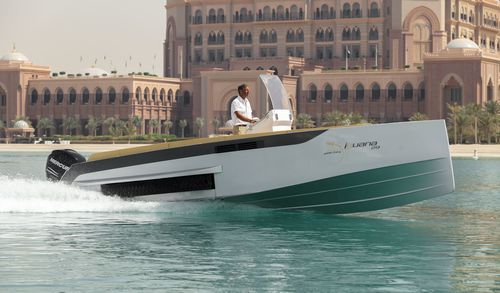 Barca open fuoribordo - Original - Iguana Yachts - con scafo planante / con console centrale / max. 8 persone