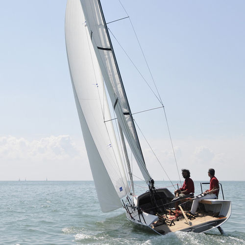Barca a vela da crociera - Leggero L8 - CHANTIER DES ILEAUX - in legno / a chiglia retrattile / con bompresso