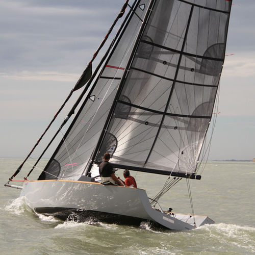 Barca a vela con 1 cabina - Rosso 28 - CHANTIER DES ILEAUX - con 4 cuccette / in legno / a chiglia retrattile