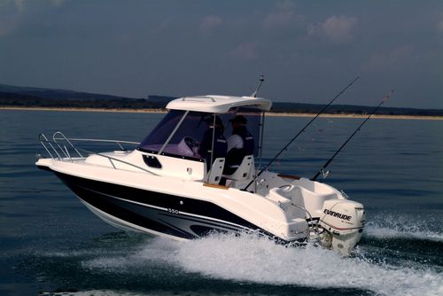 Barca da pesca e diporto fuoribordo - 550 PILOTHOUSE - Mazury Sp. z o.o.  - con cabina di pilotaggio / max. 4 persone / con cabina
