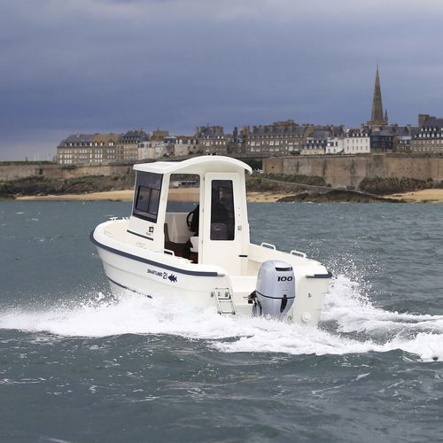 Barca da pesca e diporto fuoribordo - Fisher 21 - SMARTLINER - con cabina di pilotaggio / in fibra di vetro / max. 7 persone
