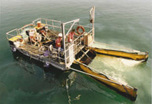 Skimmer per idrocarburi a V - HARBOR  - Kepner Plastics Fabricators - con braccio spazzola / per nave