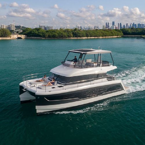 Cabinato catamarano - MY5 - Fountaine Pajot Motor Yachts - entrobordo / bimotore / con fly