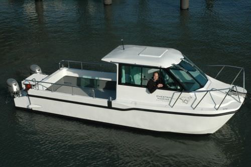 Cabin-cruiser catamarano - Little Cheetah - Cheetah Marine - fuoribordo / bimotore / hard-top