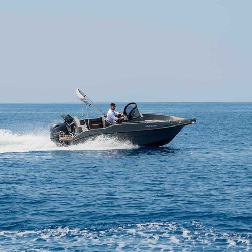 Barca open fuoribordo - NIREUS Ω53 ESCAPE - LGK MARINE - con console centrale / max. 8 persone / con prendisole
