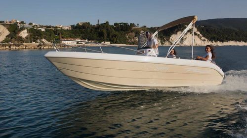Barca open fuoribordo - SUNNY - SOCIETA' CONERO sas - con console centrale / in fibra di vetro / max. 7 persone
