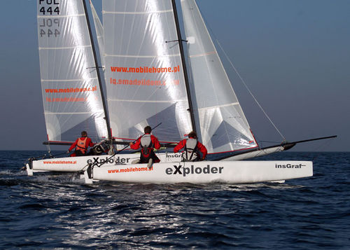 Catamarano sportivo per regata costiera - EXPLODER 20 - eXploder Cats - per due persone / con trapezio doppio / Formula 20