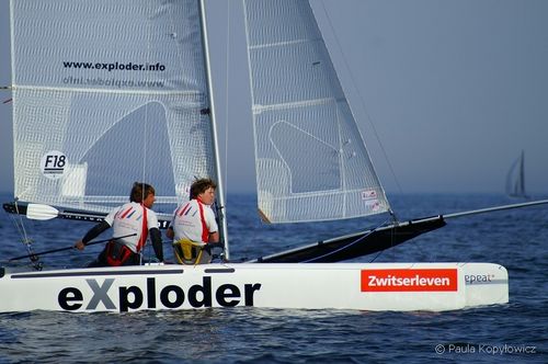 Catamarano sportivo da regata - EXPLODER F18 - eXploder Cats - con trapezio doppio / Formula 18