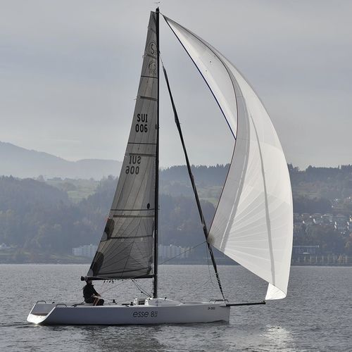 Barca a vela day-sailer - 850 LE - Esse Boats - con chiglia da regata / in carbonio / con bompresso