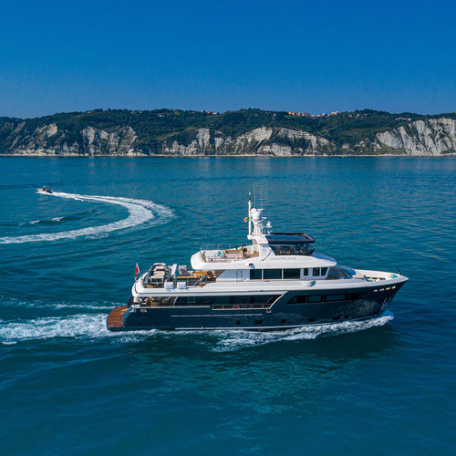 Super-yacht da crociera - DARWIN CLASS - Cantiere Delle Marche - con cabina di pilotaggio / con 5 cabine / con 4 cabine