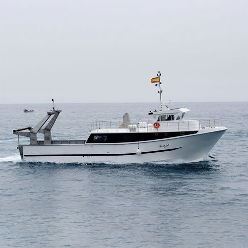 Barca professionale peschereccio a strascico - 3500 - 3000 TW - ARESA SHIPYARD - entrobordo / GRP