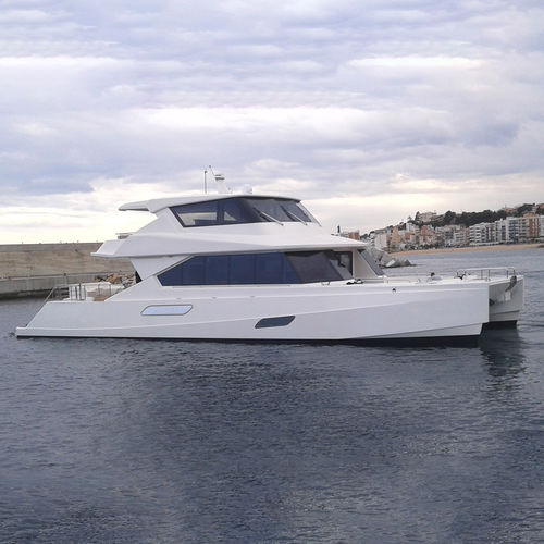 Motor-yacht catamarano - 3000 - 2500 VIP CAT WHITELINE - ARESA SHIPYARD - da crociera / con fly / con cabina di pilotaggio