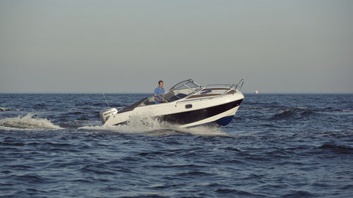 Day cruiser fuoribordo - 660 Cabin - Admiral Boats S.A.