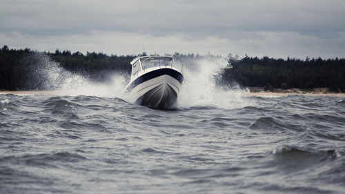 Cabin-cruiser fuoribordo - Tuna 665 PilotHouse - Admiral Boats S.A. - hard-top / da pesca sportiva / max. 8 persone