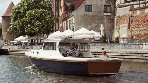 Cabin-cruiser entrobordo - Admiral 940 Cabin - Admiral Boats S.A. - hard-top / max. 10 persone / tradizionale