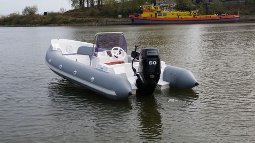 Gommone fuoribordo - Admiral 460 R - Admiral Boats S.A. - semirigido / con console centrale / max. 6 persone