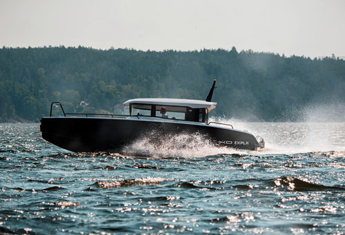 Cabin-cruiser entrobordo - EXPLR 10 IB - XO Boats - hard-top / sportivo / offshore
