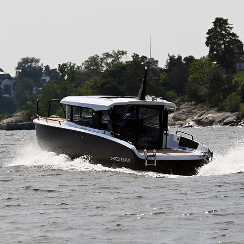 Cabin-cruiser entrobordo - EXPLR 10 S+ IB - XO Boats - hard-top / in alluminio / max. 10 persone