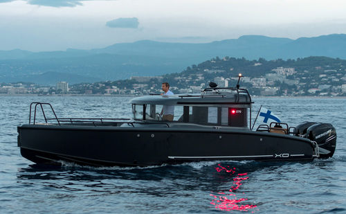 Cabin-cruiser fuoribordo - EXPLR 10 - XO Boats - bimotore / con cockpit chiuso / sportivo