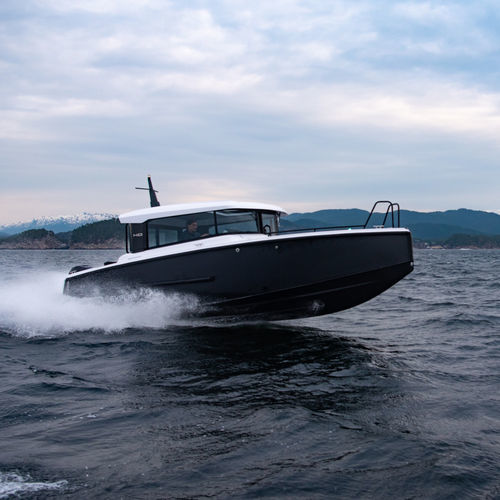Cabin-cruiser fuoribordo - EXPLR 9 - XO Boats - con cockpit chiuso / in alluminio / max. 8 persone