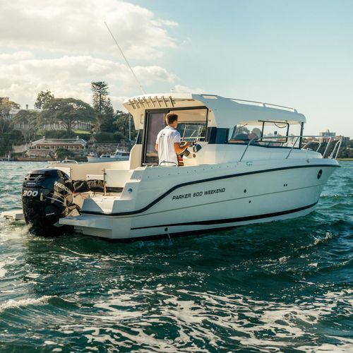 Barca da pesca e diporto fuoribordo - 800 WEEKEND - Parker Poland - con cabina di pilotaggio / con cockpit chiuso / max. 8 persone